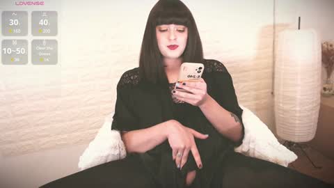 Snapshot of mia_wallase chatting on February 1, 7:47 am mia_wallase online show from February 1, 7:47 am