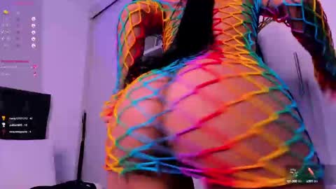 Snapshot of mia_world_ chatting on December 20, 2:08 am online show from December 20, 2:08 am