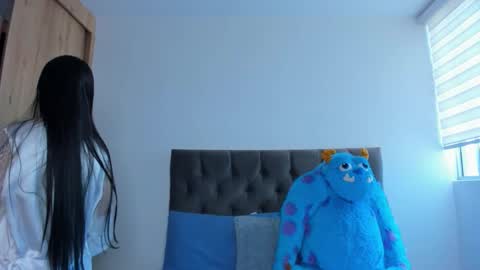 Snapshot of mia_world_ chatting on November 2, 6:32 pm online show from November 2, 6:32 pm