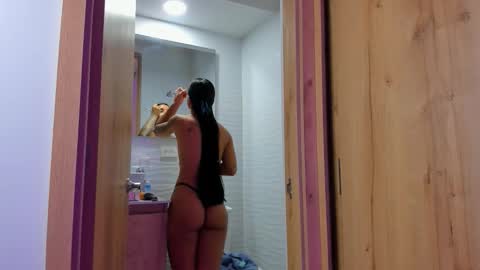 Snapshot of mia_world_ chatting on November 20, 10:37 am online show from November 20, 10:37 am