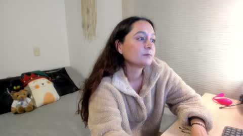 Snapshot of mia_xgray chatting on December 19, 10:32 pm Mia   online show from December 19, 10:32 pm