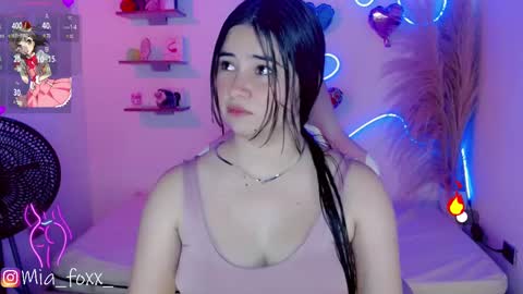 Snapshot of miaa_foxx_ chatting on February 16, 9:05 pm Mia online show from February 16, 9:05 pm