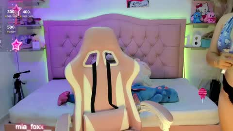 Snapshot of miaa_foxx_ chatting on November 7, 1:16 am Mia online show from November 7, 1:16 am