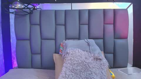 Mia online show from September 18, 12:07 pm