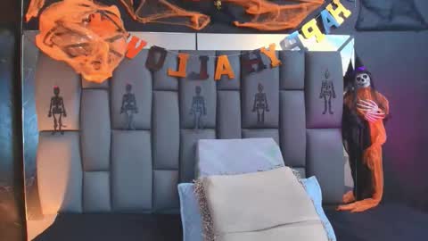 Mia online show from October 20, 12:05 pm