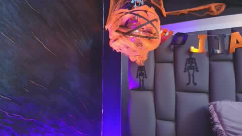 Mia online show from October 31, 12:06 pm