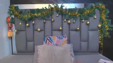 Mia online show from December 15, 12:09 pm