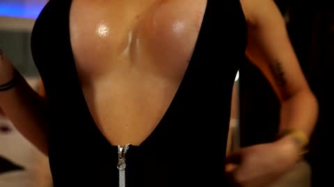 Mia online show from November 5, 9:04 pm