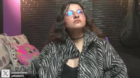 Snapshot of miadimota chatting on November 1, 7:21 am Mia online show from November 1, 7:21 am