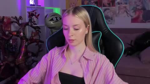 Mia online show from November 4, 5:34 pm