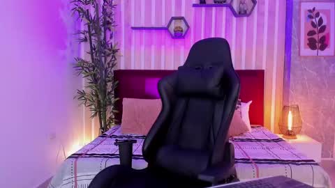 Snapshot of miah_connor chatting on December 3, 4:03 am Mia Connor online show from December 3, 4:03 am