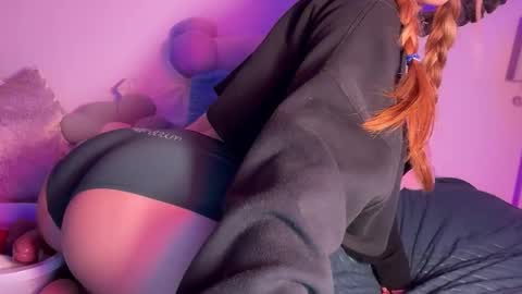 Snapshot of miaharperxox chatting on November 12, 8:30 pm Mia Harper online show from November 12, 8:30 pm