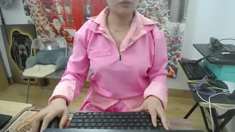 Snapshot of mialala205221 chatting on December 17, 9:04 am Mia online show from December 17, 9:04 am