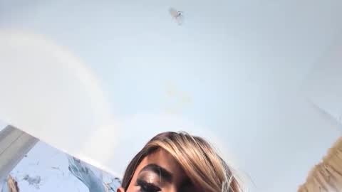 Snapshot of mialuxxi chatting on December 19, 5:42 pm mialuxxi online show from December 19, 5:42 pm