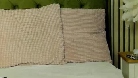 Snapshot of mianoir chatting on December 4, 5:50 am MiaNoir online show from December 4, 5:50 am