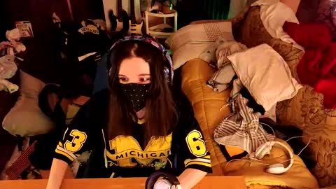 Snapshot of miaowhowl chatting on February 16, 5:37 pm Kristien online show from February 16, 5:37 pm