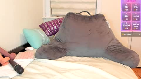 Snapshot of miaparker2_0 chatting on February 13, 2:12 am Mia online show from February 13, 2:12 am