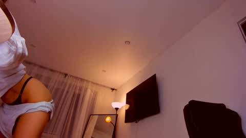 Mia online show from September 17, 8:32 pm