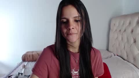 Snapshot of miarobinn_ chatting on December 3, 2:27 pm miarobinn_ online show from December 3, 2:27 pm