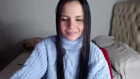 Snapshot of miarobinn_ chatting on December 4, 10:35 am miarobinn_ online show from December 4, 10:35 am
