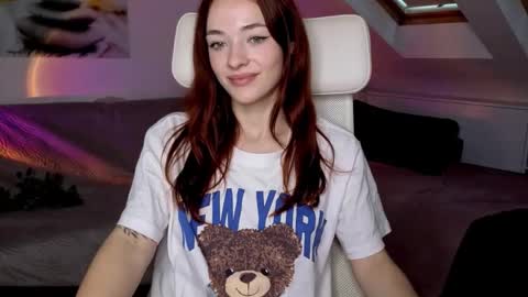 Snapshot of miarouge_me chatting on October 22, 5:19 am Mia online show from October 22, 5:19 am