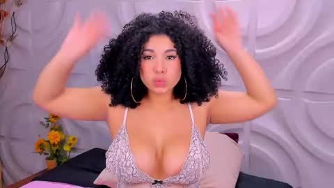 Snapshot of miawoderfull chatting on January 6, 6:36 am Mia online show from January 6, 6:36 am