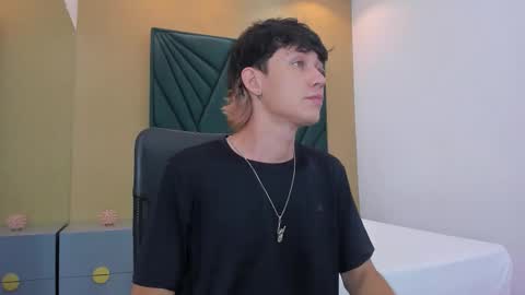 Snapshot of michaeel_blue chatting on December 17, 12:00 pm Michael online show from December 17, 12:00 pm