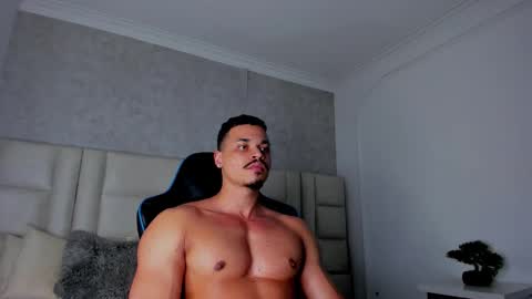 Snapshot of michael_reinolds chatting on November 9, 7:17 am Michael online show from November 9, 7:17 am