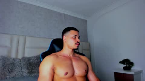 Snapshot of michael_reinolds chatting on November 21, 3:05 am Michael online show from November 21, 3:05 am