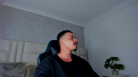 Snapshot of michael_reinolds chatting on December 16, 3:22 am Michael online show from December 16, 3:22 am