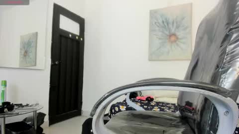 Snapshot of michell_dss chatting on November 16, 6:35 pm michell_dss online show from November 16, 6:35 pm