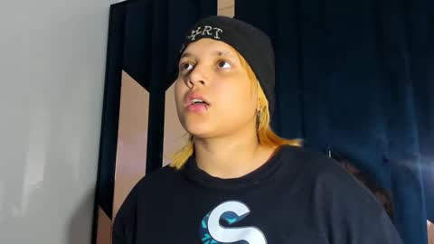 Snapshot of michell_rs chatting on December 15, 1:43 am michell_rs online show from December 15, 1:43 am