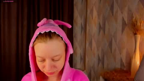 Snapshot of michelle_blond chatting on May 18, 1:02 am michelle_blond online show from May 18, 1:02 am