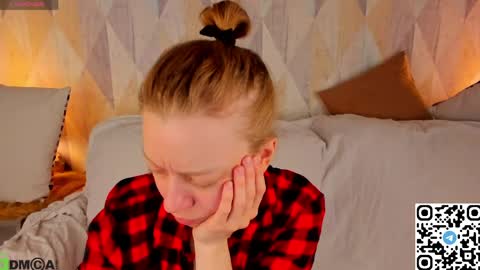 Snapshot of michelle_blond chatting on May 18, 4:07 am michelle_blond online show from May 18, 4:07 am