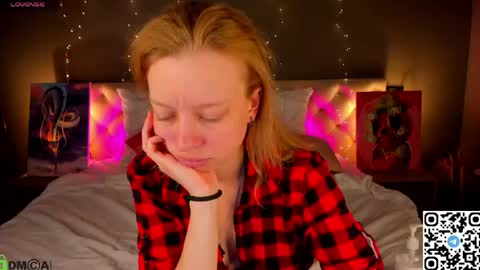 Snapshot of michelle_blond chatting on May 19, 1:56 am michelle_blond online show from May 19, 1:56 am