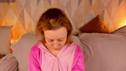 Snapshot of michelle_blond chatting on May 27, 1:13 am michelle_blond online show from May 27, 1:13 am