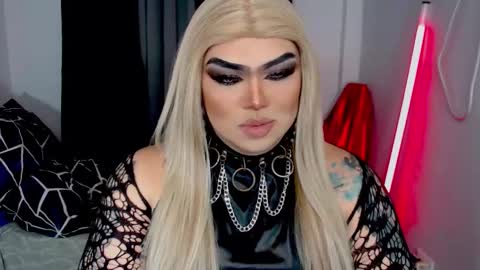 Snapshot of michellevixen921 chatting on December 2, 6:58 pm Michelle online show from December 2, 6:58 pm