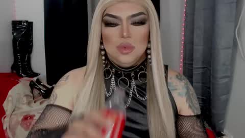 Snapshot of michellevixen921 chatting on December 17, 6:25 pm Michelle online show from December 17, 6:25 pm