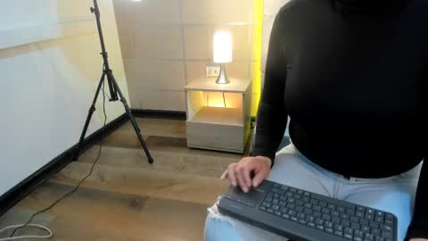 Snapshot of michonne_09 chatting on May 10, 2:06 am michonne_09 online show from May 10, 2:06 am