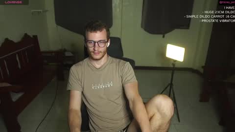 Snapshot of mickey_pict chatting on December 8, 1:03 pm Mickey online show from December 8, 1:03 pm