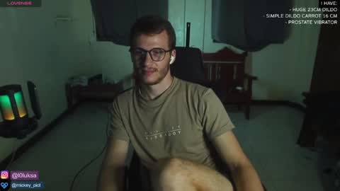 Snapshot of mickey_pict chatting on January 3, 3:22 pm Mickey online show from January 3, 3:22 pm