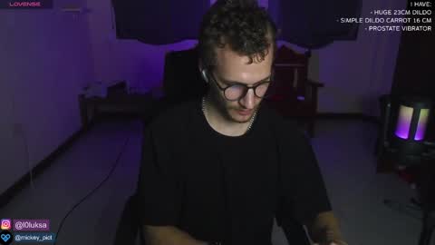 Snapshot of mickey_pict chatting on January 6, 1:41 pm Mickey online show from January 6, 1:41 pm