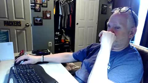 Snapshot of midwestdad09 chatting on April 29, 2:43 pm midwestdad09 online show from April 29, 2:43 pm