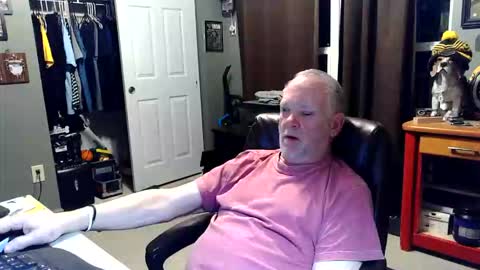Snapshot of midwestdad09 chatting on May 3, 8:20 am midwestdad09 online show from May 3, 8:20 am