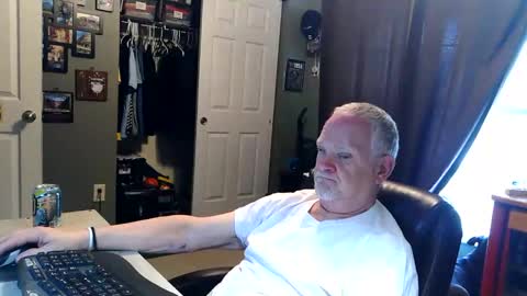 Snapshot of midwestdad09 chatting on May 7, 9:53 pm midwestdad09 online show from May 7, 9:53 pm