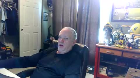 Snapshot of midwestdad09 chatting on May 9, 5:29 pm midwestdad09 online show from May 9, 5:29 pm