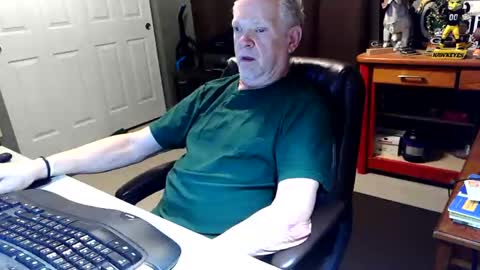 Snapshot of midwestdad09 chatting on May 24, 8:41 am midwestdad09 online show from May 24, 8:41 am