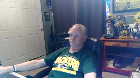 Snapshot of midwestdad09 chatting on May 25, 10:21 am midwestdad09 online show from May 25, 10:21 am