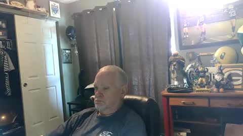 Snapshot of midwestdad09 chatting on June 3, 7:19 pm midwestdad09 online show from June 3, 7:19 pm