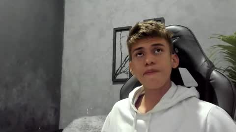 Snapshot of miguel_hz chatting on December 5, 12:11 pm Miguel Hernandez online show from December 5, 12:11 pm